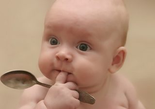  غذاهای کمکی در سنین معین نوزاد