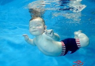  فواید شنا برای نوزادان و کودکان