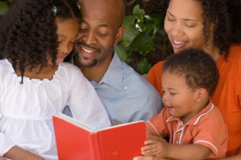 چگونه با کتاب خواندن و قصه گفتن می توان به رشد تکلمی کودک کمک کرد؟