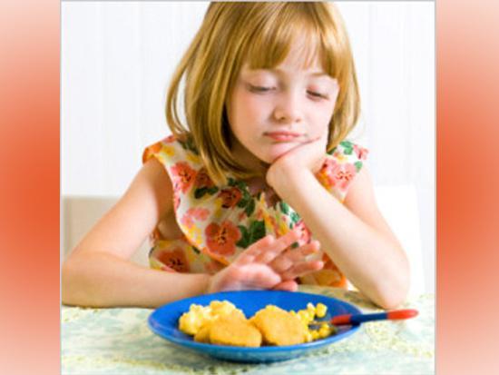 چرا کودک از خوردن امتناع می کند و چه باید کرد؟