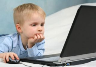  چرا کودکم مدام پای کامپیوتر می نشیند؟
