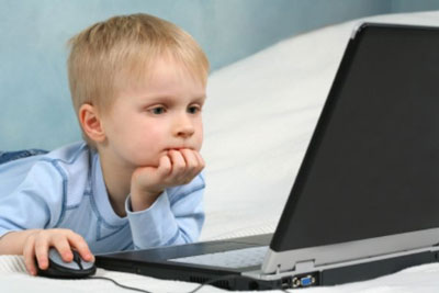 چرا کودکم مدام پای کامپیوتر می نشیند؟