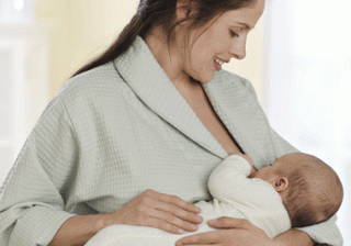  شير دادن مادر به نوزاد در كاهش كمردرد هاي پس از زايمان موثر است